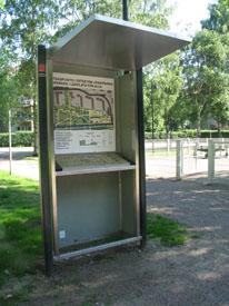 Kohokartta puiston reunalla.