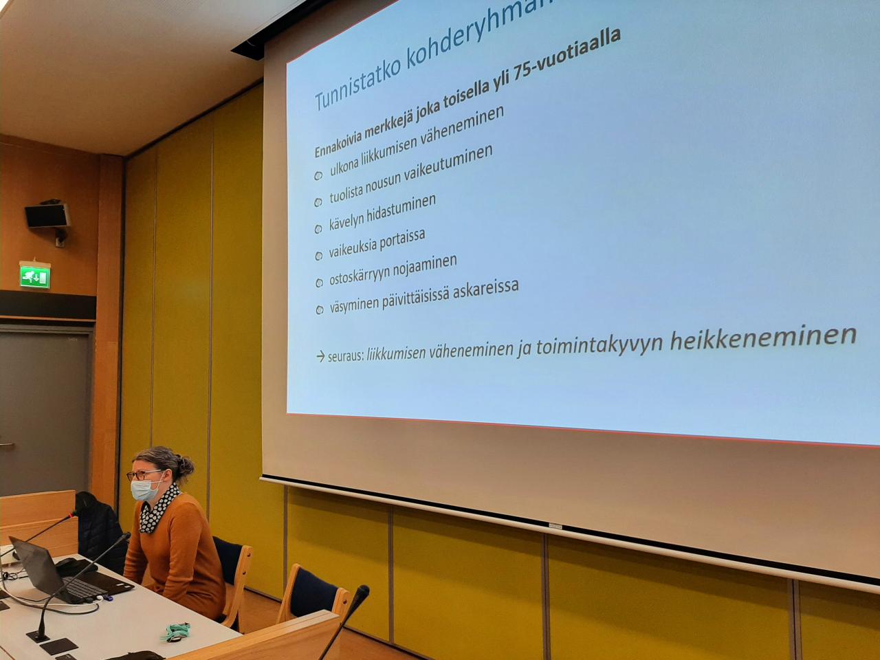 Fysioterapeutti Ritva-Liisa Salonen kävi luentonsa aluksi läpi varoittavia merkkejä, jotka voivat enteillä ikäihmisen toimintakyvyn laskua.