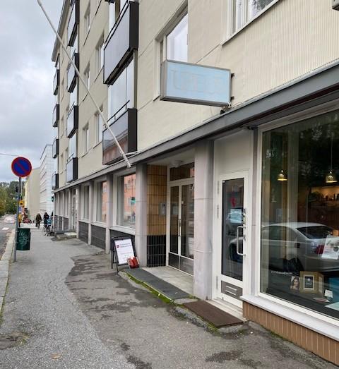 Kuva sisäänkäynnistä kadun puolelta.