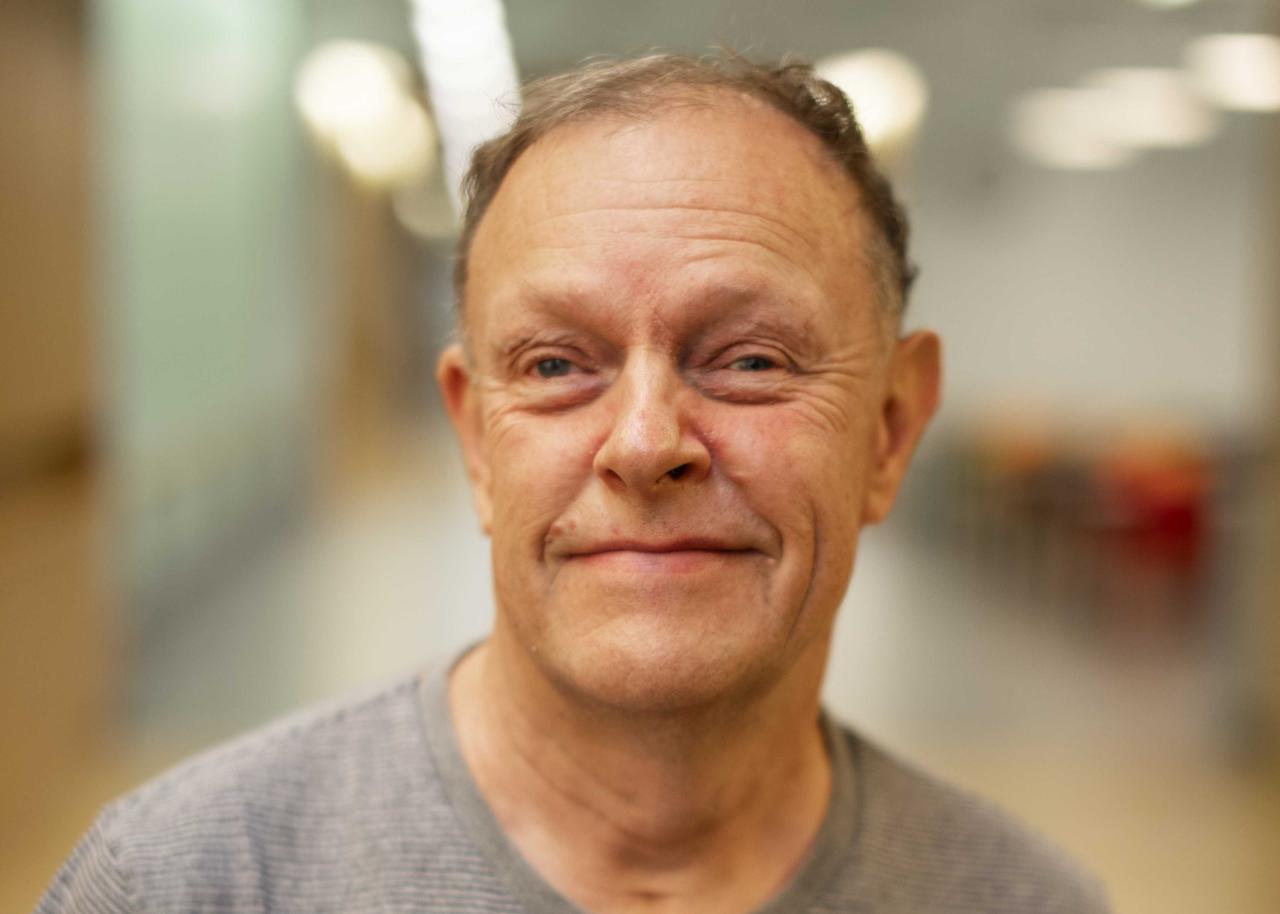 Lämminhenkinen kasvokuva Iiris Prossa työskentelevästä Harrista