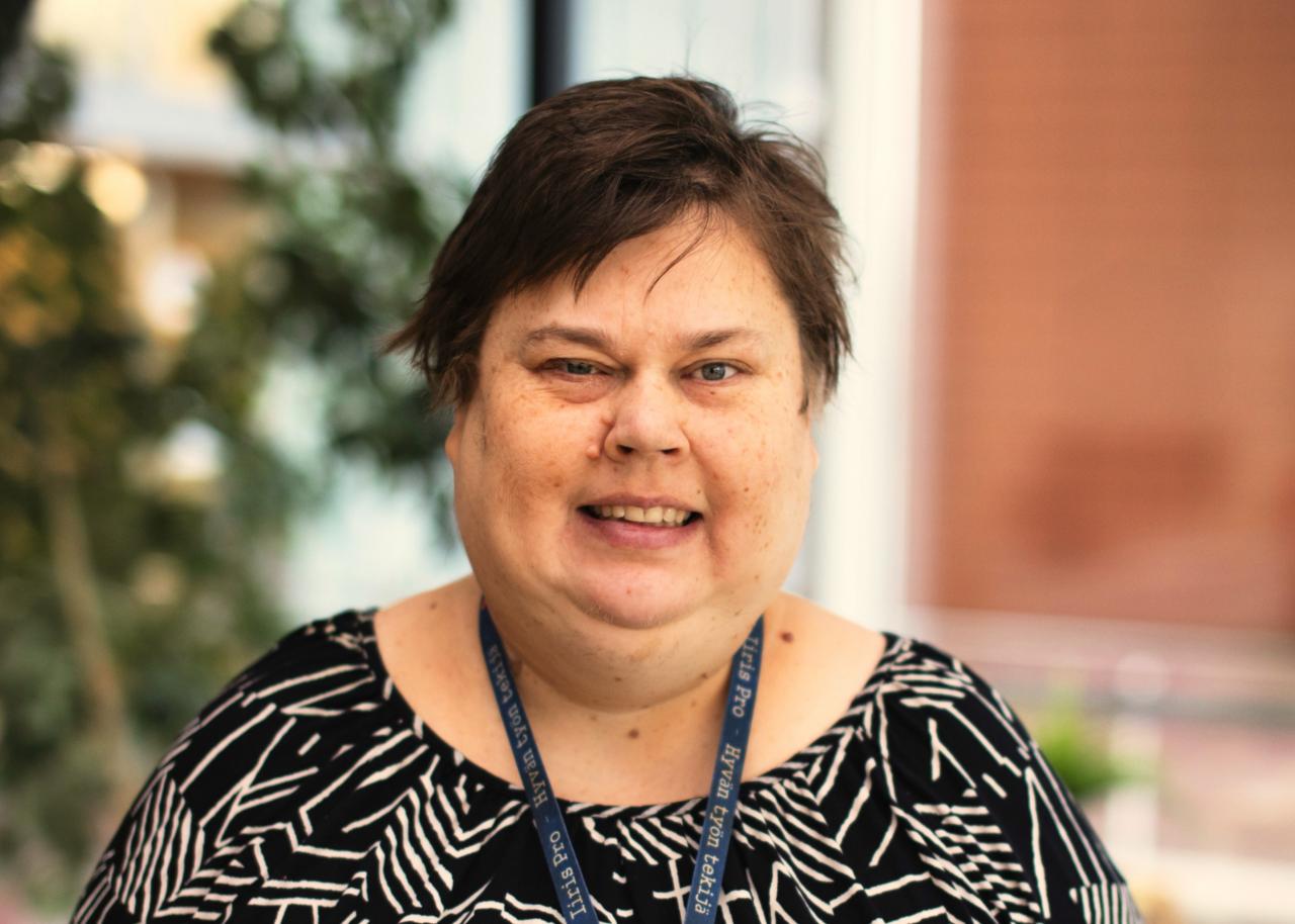 Lämminhenkinen kasvokuva Iiris Prossa työskentelevästä Sarista 