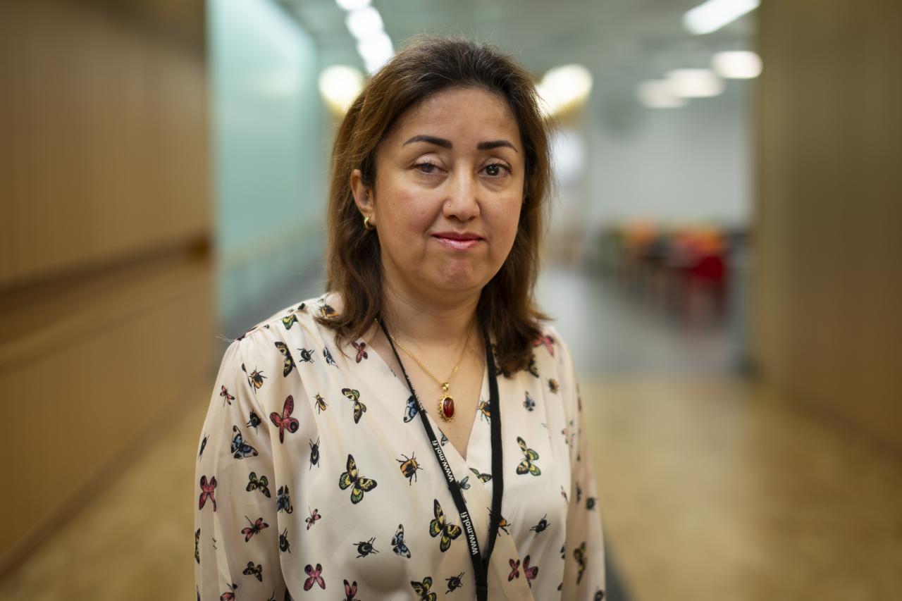 Lämpimän tunnelmallinen henkilökuva Iiris Pron työtoiminnan Elenasta. Hän katsoo suoraan kameraan ja hymyilee