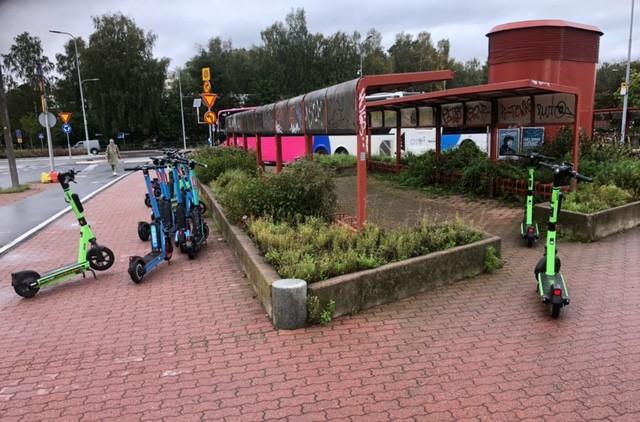 Väärin pysäköityjä sähköpotkulautoja sikin sokin Itäkeskuksen bussiterminaalin kulkuväylällä syyskuussa 2025. Kuva: Juha Sylberg.