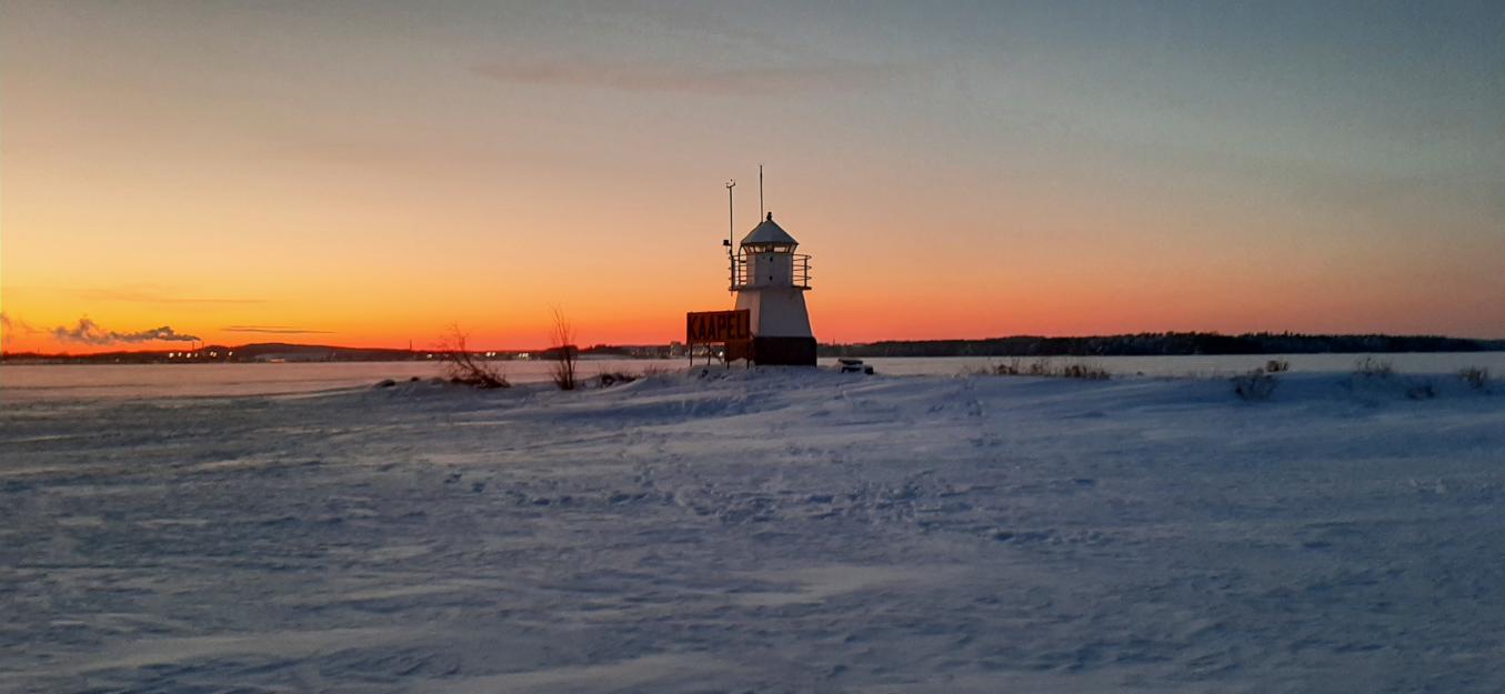 Siilinkarin apuloistotorni, taustalla punainen taivaanranta auringon laskiessa