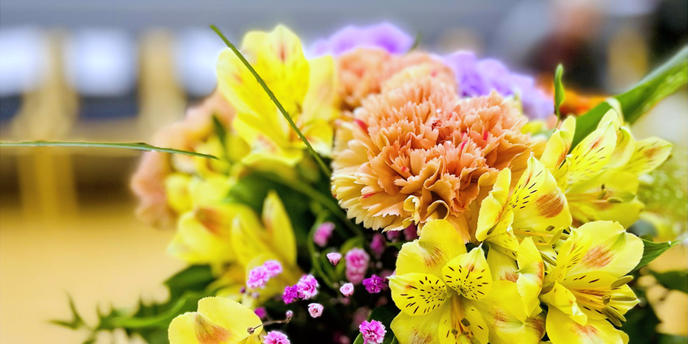 Lähikuva värikkäästä kukkakimpusta Iiris Pron 60-vuotisjuhlassa