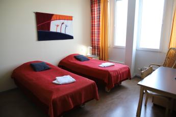 Majoitushuone jossa kaksi erillistä sänkyä