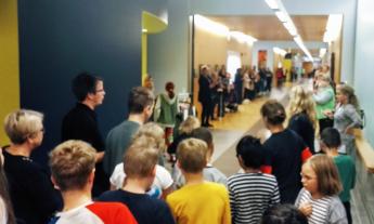 Käytävän varrella ihmiset kannustaa Iiris-spurtin osallistujia