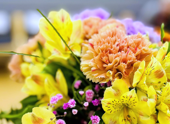 Lähikuva värikkäästä kukkakimpusta Iiris Pron 60-vuotisjuhlassa