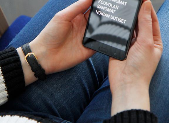 Digituki: uutisten lukeminen kuuntelulaitteella